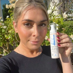 Ultra Hydrating Dewy Skin Serum -Innisfree Store PH DE 0467 UGC R0223 1